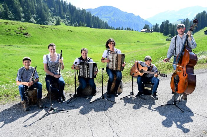 Die «Lenglers» aus Saas im Prättigau pflegen als Familie besonders die Ländlermusik. So ist auch ihr Name entstanden. Aus Engler und Ländler wurde «Lengler».